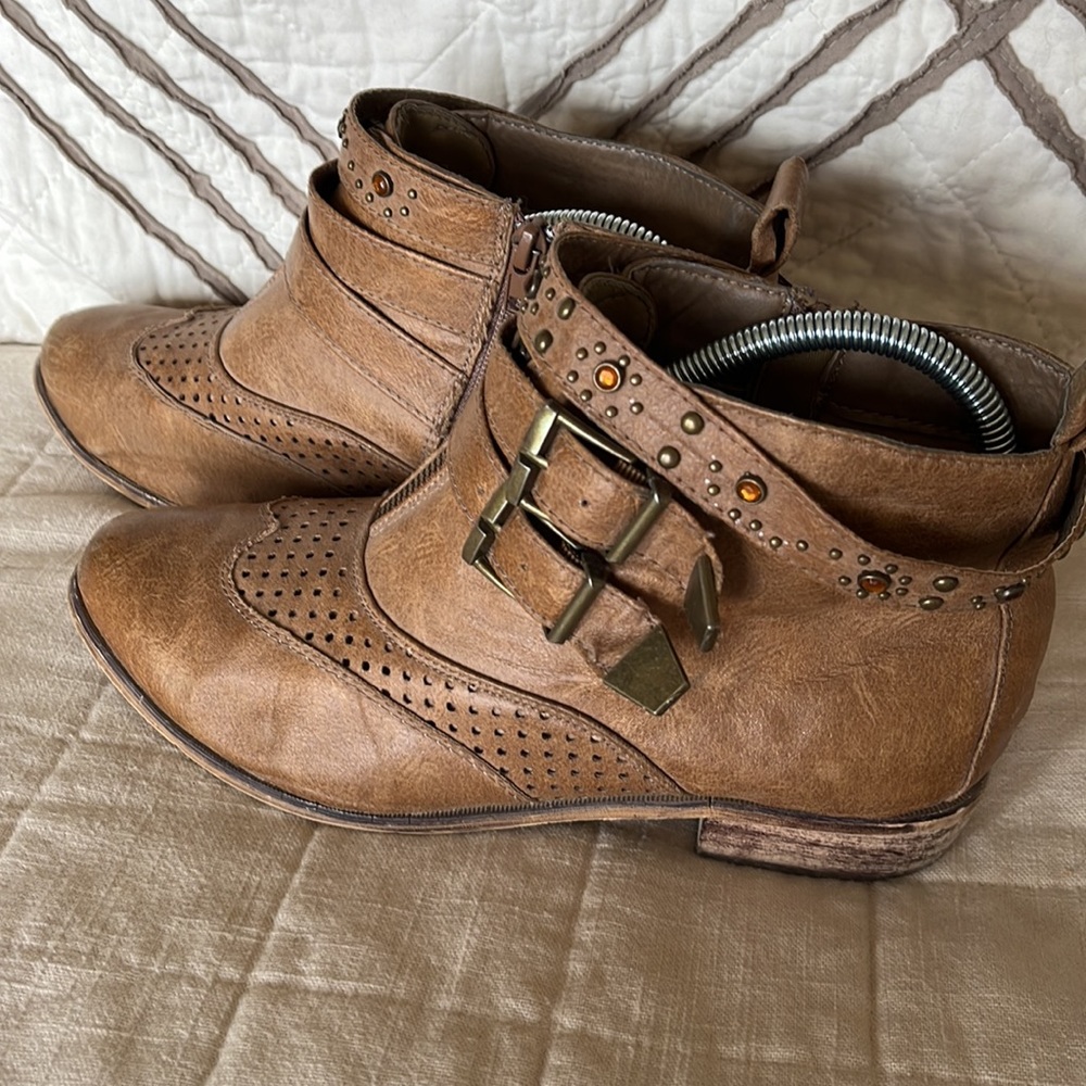 Rue 21 Buckle Strap Detailed Booties Size 10, fit like a 9 - Picture 3 of 13